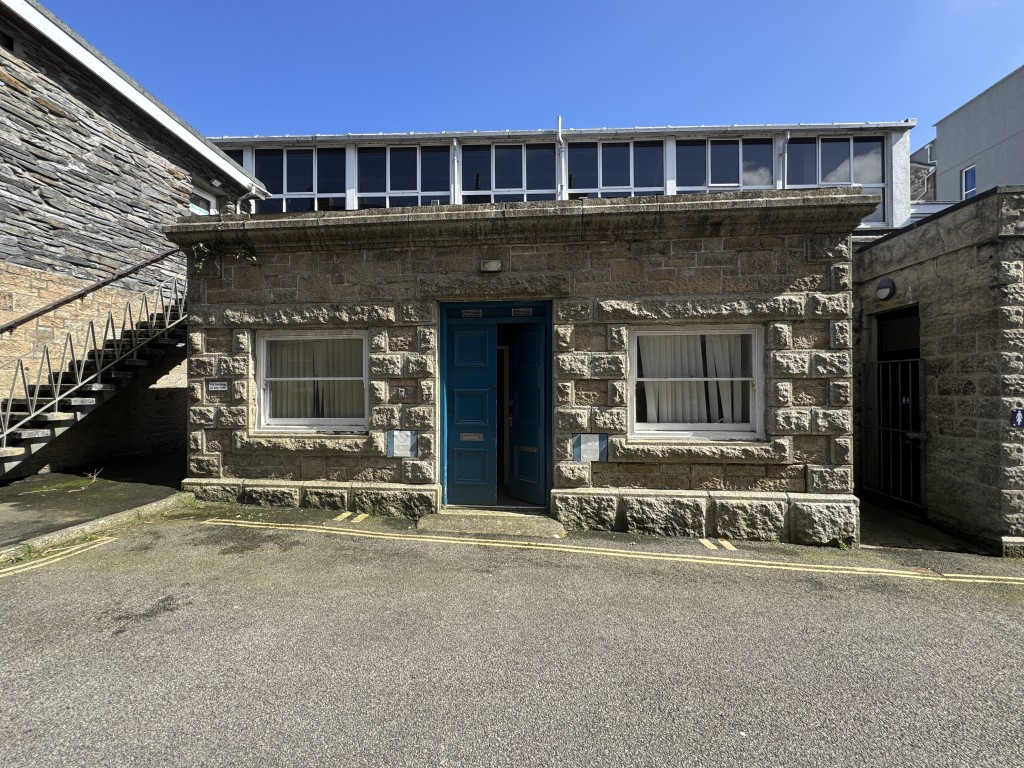 Lot: 51 - DETACHED FREEHOLD BUILDING - Front of the property